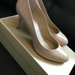 MICHAEL Michael Kors Cream Heels with High Thin Heel and Glossy Finish